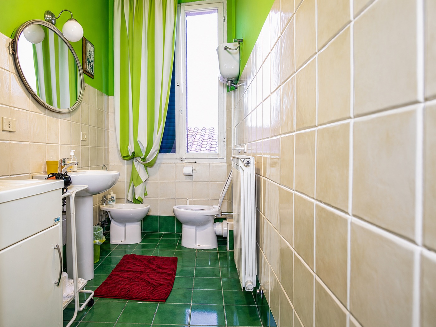 Bagno con pavimento verde